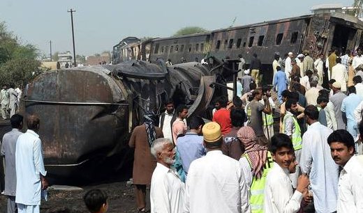 火车与油罐车相撞是怎么回事？