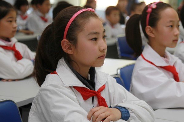 课堂上，一物理老师室内演示电流，底下的学生对此作何反应？