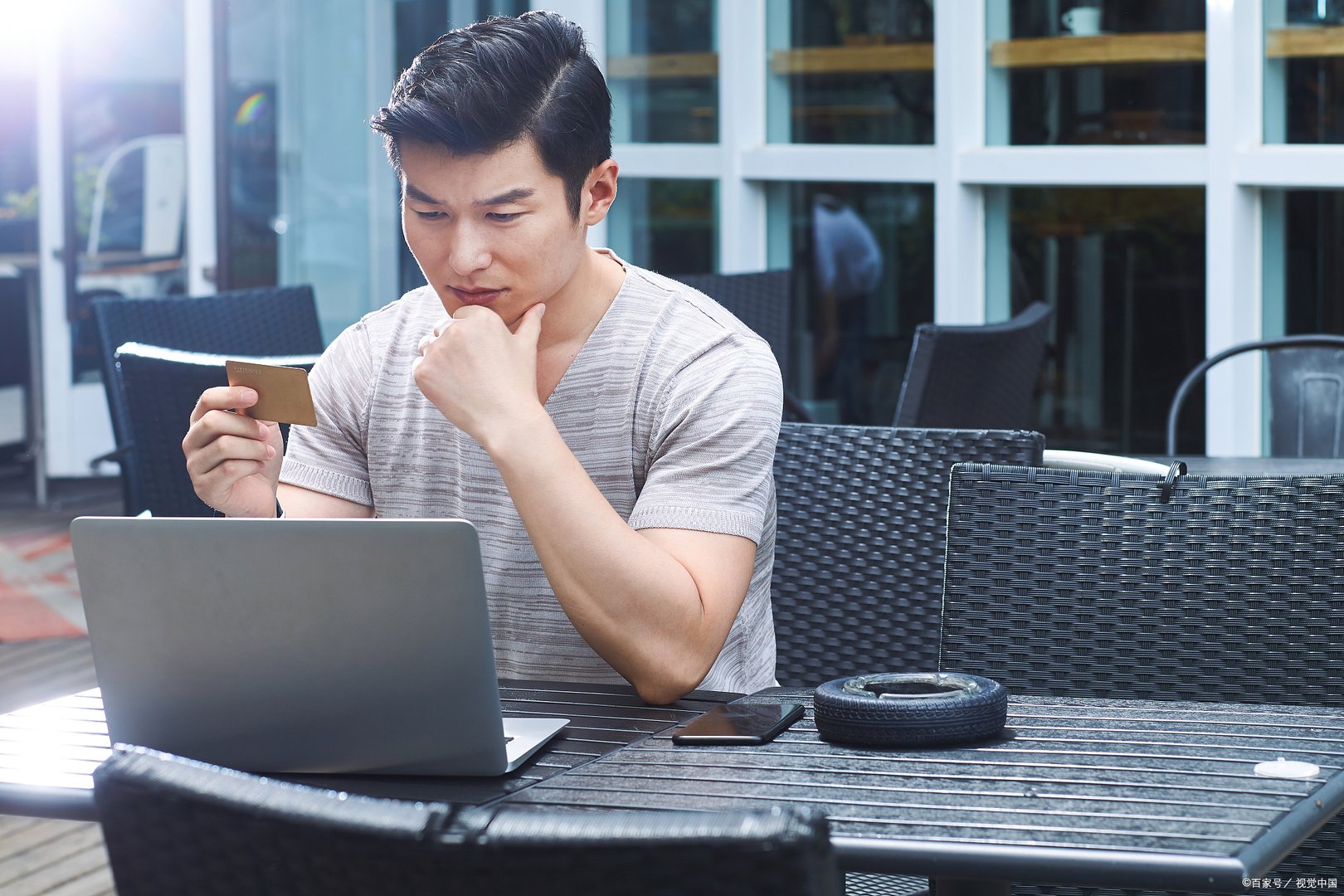 江苏男子花万元购冰墩墩收到Kitty猫，在网上购物时需要注意些什么？