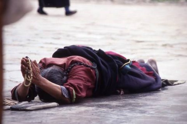 成语 五体投地 出处？