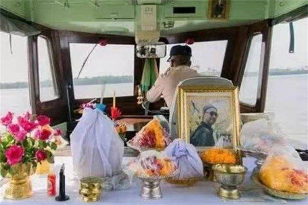 58岁泰国女星Penpak Sirikul送儿子最后一程，到底发生了什么事情？