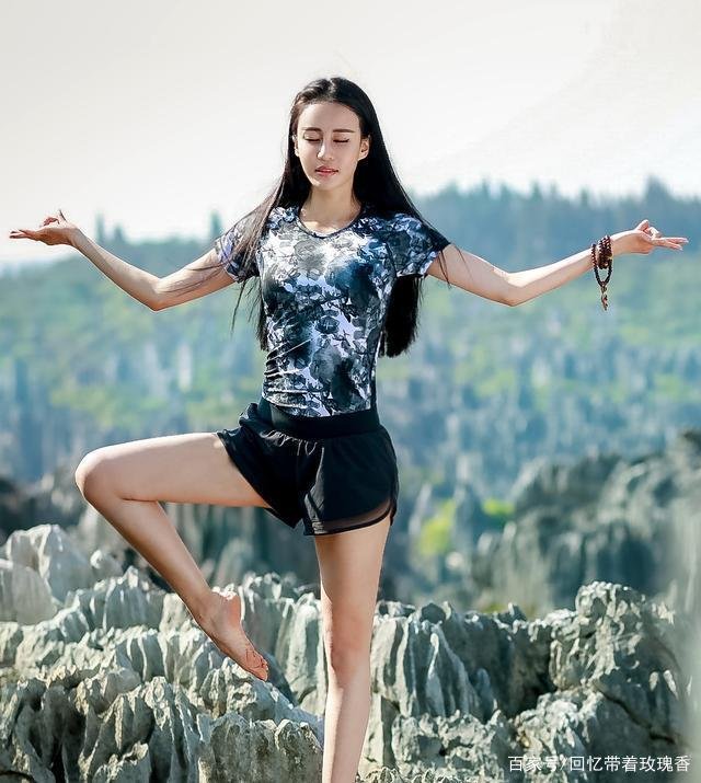 她原本是瑜伽老师,被成龙看中后一炮而红,母其弥雅如今过得怎样?