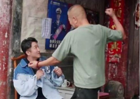 “拳王”邹市明被北京老大爷一拳KO,大爷的举动令邹市明有多措手不及?