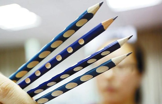 文具市场一支中性笔卖55元，你觉得这个价格合理吗？