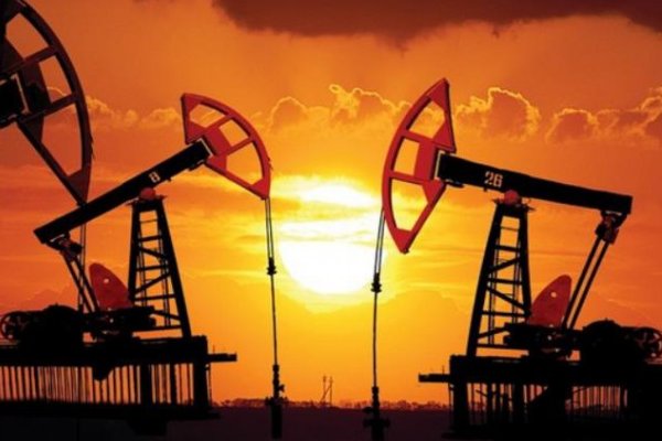 国内油价上调，加满一箱油多花9元，导致石油上涨的原因是什么？