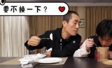 张艺谋立下大功，拿到唯一的一套冰墩墩盲盒，你还见过他哪些可爱的一面？