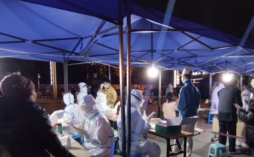 上海一防疫救援人员执行任务时身故，一线防疫工作者的工作强度有多大？