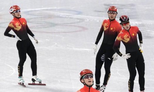 李文龙接力被踢刀摔倒在地上继续拼，中国运动员为何能如此坚强？