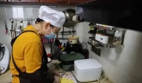 95后小伙上门代厨1周赚千元，你会选择花钱找代厨上门吗？