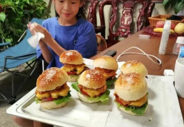 9岁女孩痴迷做美食，临近开学妈妈却越来越愁！该不该干涉孩子兴趣爱好？