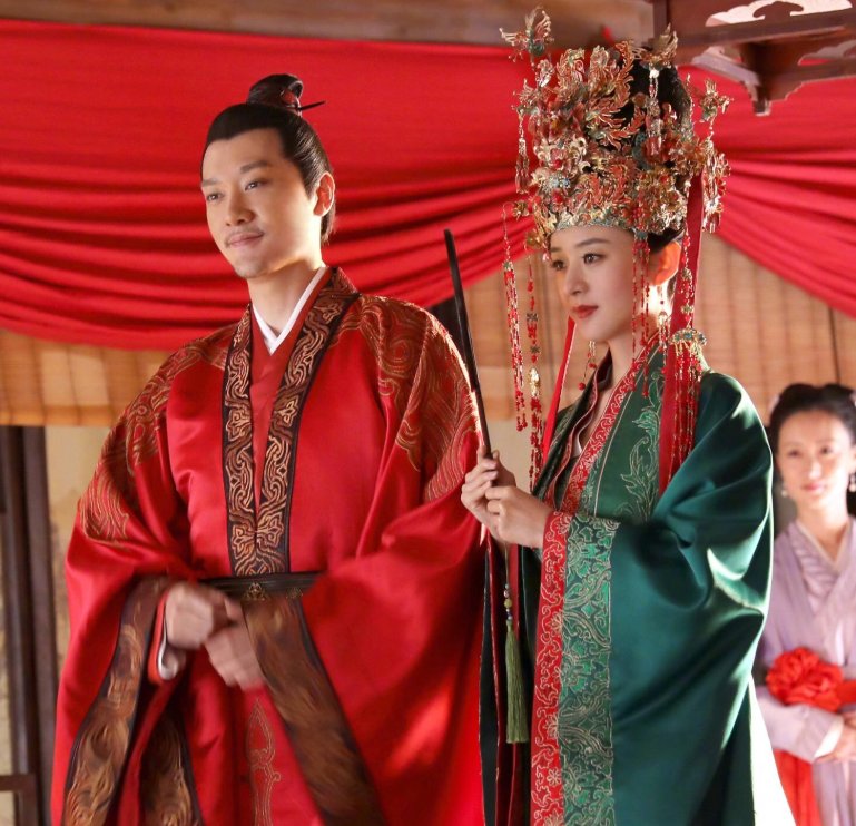 赵丽颖当时为什么嫁给一个不给她婚礼的男人？