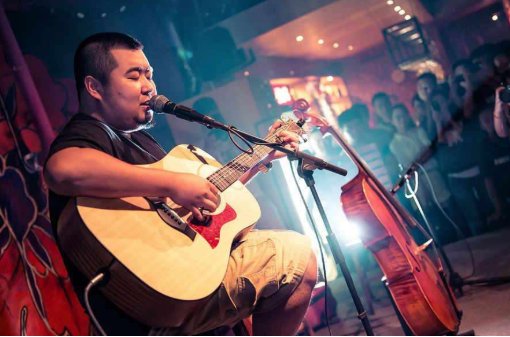 《梦遗少年》这首歌的歌叫什么名字？