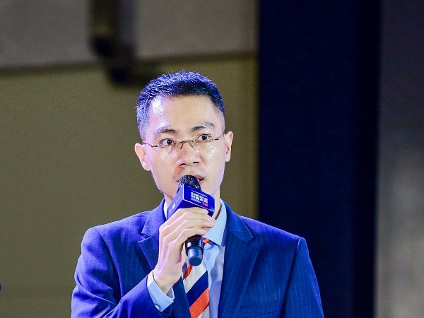 鸿星尔克创始人