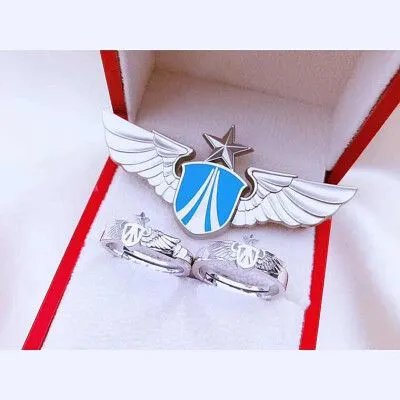 退伍军人用子弹壳做戒指送给奶奶！这样的礼物有怎样的意义呢？