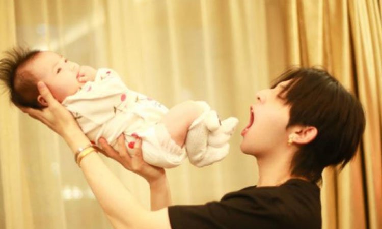 追光哥哥集体为符龙飞女儿庆生，你觉得符龙飞女儿长的像谁？