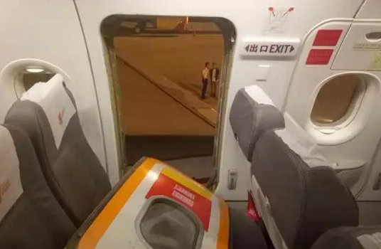 巴西一载12人飞机飞行时舱门故障自动打开，机组人员作何应对？