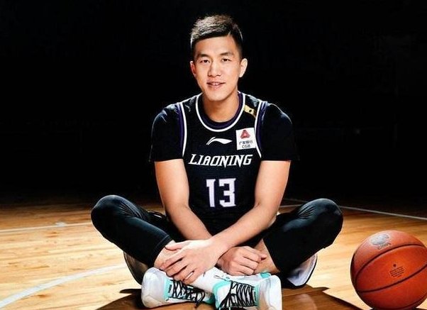 郭艾伦单防费尔德时，被扬肘打到脸部直流血，是否会影响以后的比赛？