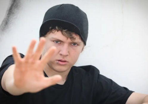 老师当着全班的面说我孩子笨蛋，老师做得对吗？