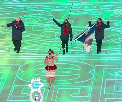 萨摩亚旗手都发福了，腹肌没有了，开幕式的他和闭幕式的他形成了多大反差？