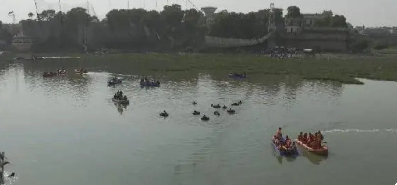 开放5天就坍塌，3D还原印度大桥事故，事发时的具体情况是怎样的？