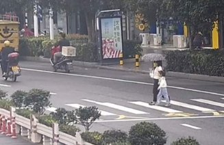 安徽一司机肇事逃逸被外卖小哥劝回，现场发生了什么?