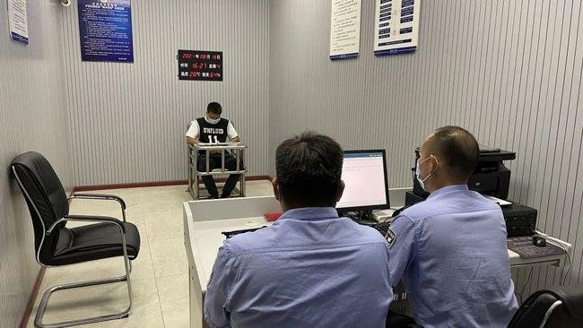 福建一男子朋友圈辱骂疫区群众被行拘15天，什么样的网络言论可能违法？