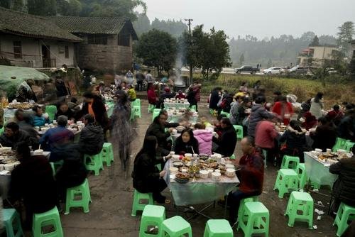 北京:建议市民春节期间“少摆席”,其他地区应该禁止摆席行为吗?