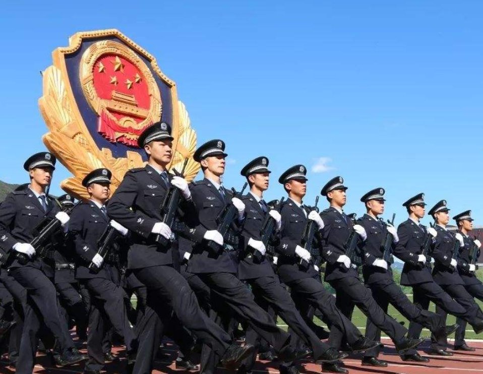 一男子电梯里让路反被群殴骨折，事情的来龙去脉是怎样的？