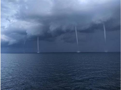 海面同时出现11条龙吸水，这属于异象吗？