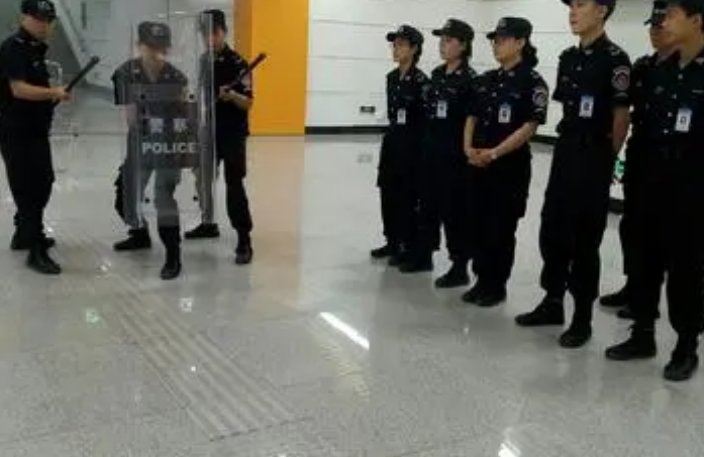 石家庄地铁通报安检员打乘客，涉事保安得到了什么处罚？