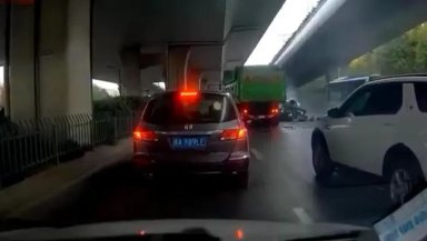 杭州一网约车撞多辆车，造成此次事故的原因是什么？