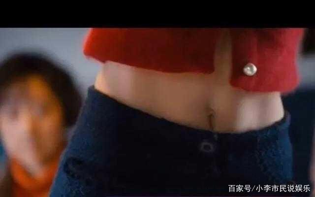 《囧妈》中被记住肚脐眼的女演员是谁？
