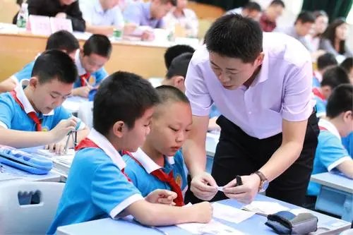 “突然有点心疼小学老师了”引发共鸣，作为一名小学老师有多辛苦？