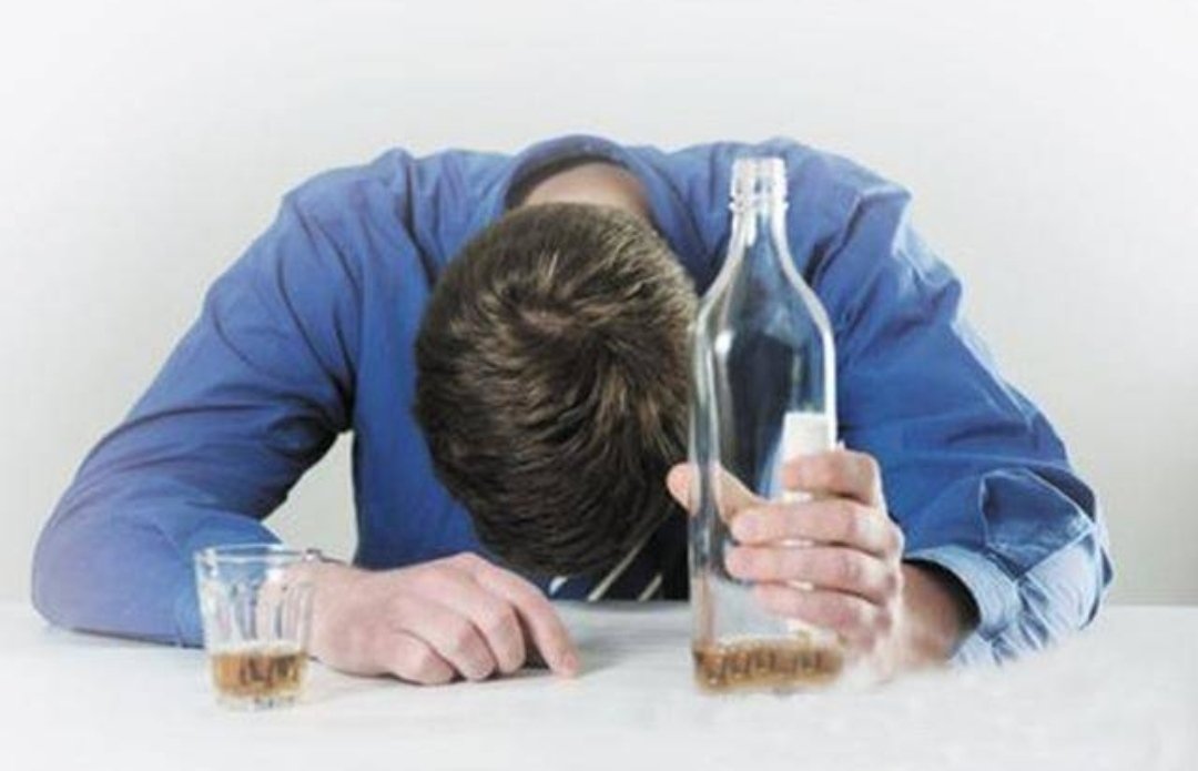 失恋醉汉强吻男店员，对此你怎么看？