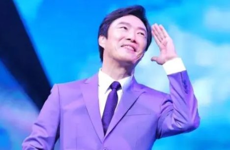 人世间留下最美的都是一种难忘，小哥费玉清便是这样，唱歌时为何总爱仰视？