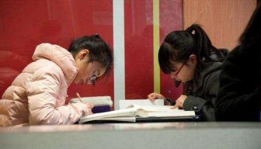 人民日报评校内减负校外增负，这种现象该如何遏制？