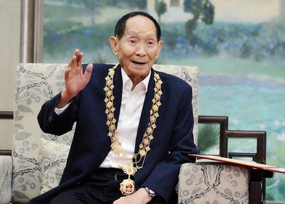 袁隆平雕像前布满花海，他因何原因会如此受到国人的尊敬？