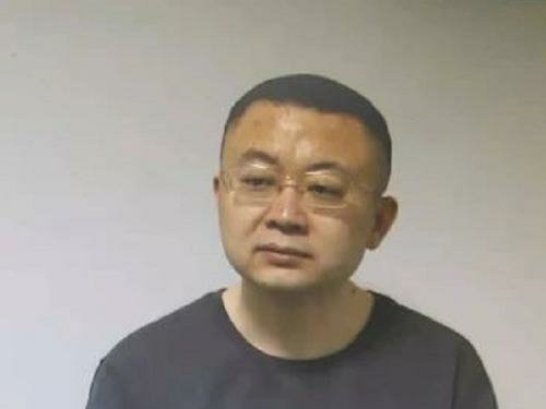 青海已婚副市长化名与特定关系人结婚，他的这一行为触犯了什么法律？