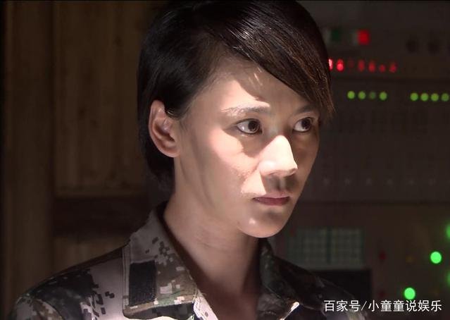 一个特种兵单挑普通女兵不过，二打一，这下有看头了