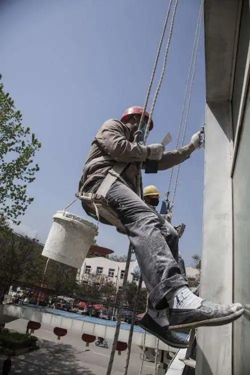 警方回应业主持刀威胁外墙的作业工人，高空作业的工作者究竟有多危险？