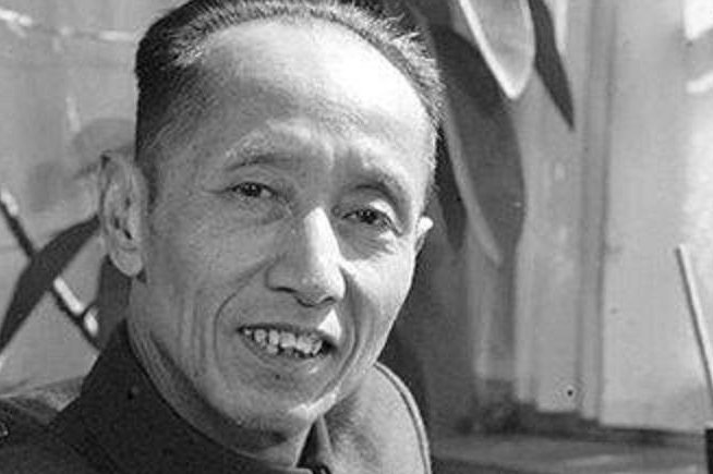 臧克家说:“有的人活着，他已经死了；有的人死了，他还活着。”改为转述句？