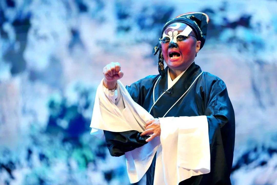 四平调来源于什么曲调什么角色不用，而反四平调只有什么角色专用？