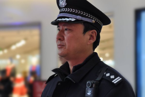 军姿交警张小东以一千个日夜坚守护一处路口平安，如何看待平凡岗位见忠诚？