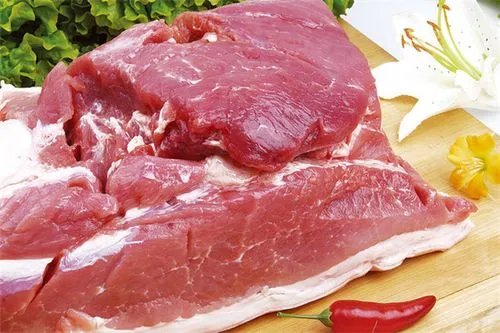 上海女子收冷鲜肉，生产日期是“明天”，该如何严厉打击这种作假行为？