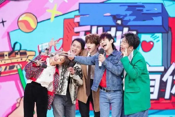 谢娜再次缺席《快乐大本营》亲自解释，谁留意何炅做了啥？