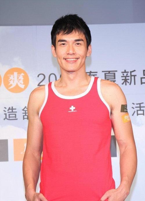 有谁知道杨一展的个人背景?