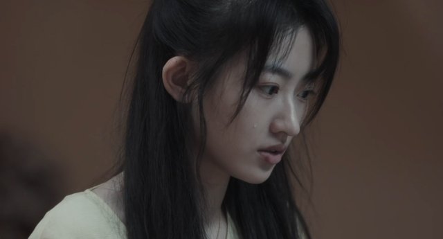 《扫黑风暴》这部热播剧中,徐英子咬桌角是什么意思?