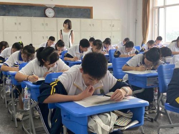 2023年初二生物地理成绩如何查询？