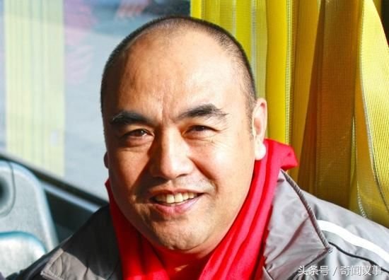 成龙亲述狮口脱险差点丧命，演员为拍戏都付出过什么样的代价？