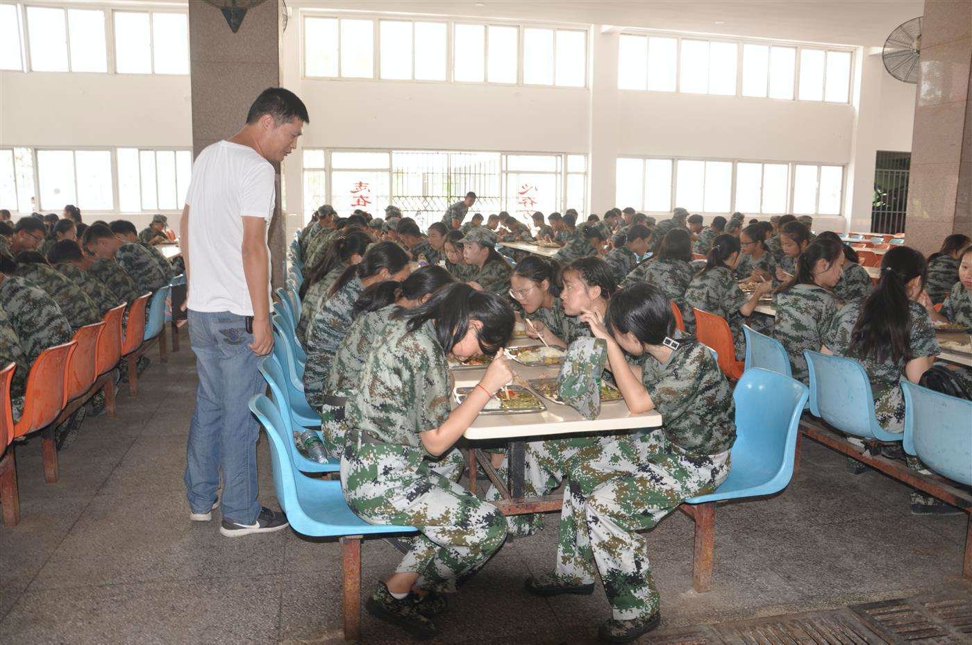 军训教官手抓学生剩饭当场吃掉，这种方法有哪些弊端？